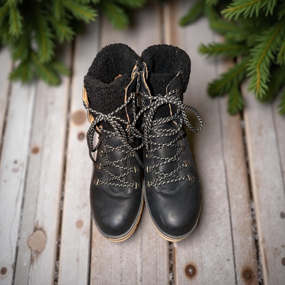 Susina Black Ankle Boots with Gray Laces